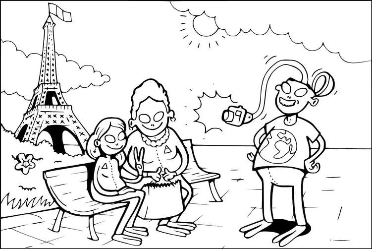 Eine Familie posiert glücklich vor dem Eiffelturm an einem sonnigen Tag. Zwei Personen sitzen auf einer Bank, eine macht ein Friedenszeichen, während eine andere steht und mit einer Kamera auf einem Selfie-Stick ein Foto macht. Der Eiffelturm steht prominent im Hintergrund zusammen mit flauschigen Wolken und einer strahlenden Sonne. Es gibt auch kleine Elemente wie eine Blume und Gras in der Nähe.