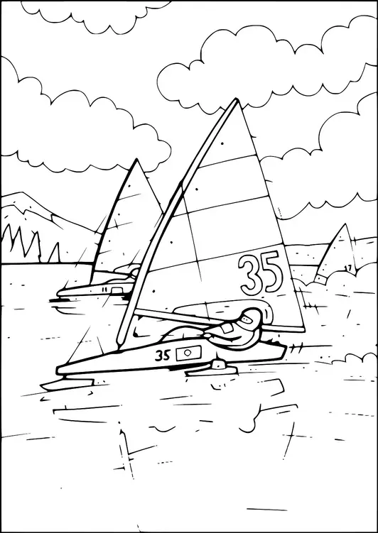 Des voiliers font la course sur une étendue d'eau calme sous un ciel nuageux. Il y a des montagnes en arrière-plan. Une personne est visible sur un voilier avec le numéro 35 sur sa voile. La scène suggère un environnement de navigation tranquille mais compétitif.