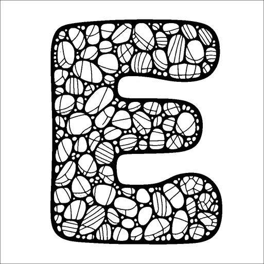 Una grande lettera "E" è intricatamente riempita con vari sassi, ciascuno adornato con modelli e forme unici. Le pietre variano in dimensione e sono strettamente impacchettate all'interno del contorno della lettera. Il design crea un aspetto organico, che ricorda un mosaico o un sentiero di pietra. Questa composizione dettagliata attira l'attenzione sul contrasto tra il solido contorno nero e gli spazi bianchi all'interno delle pietre.